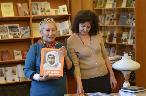 Книги вручает член Президиума АФУН РФ А. Ардеева